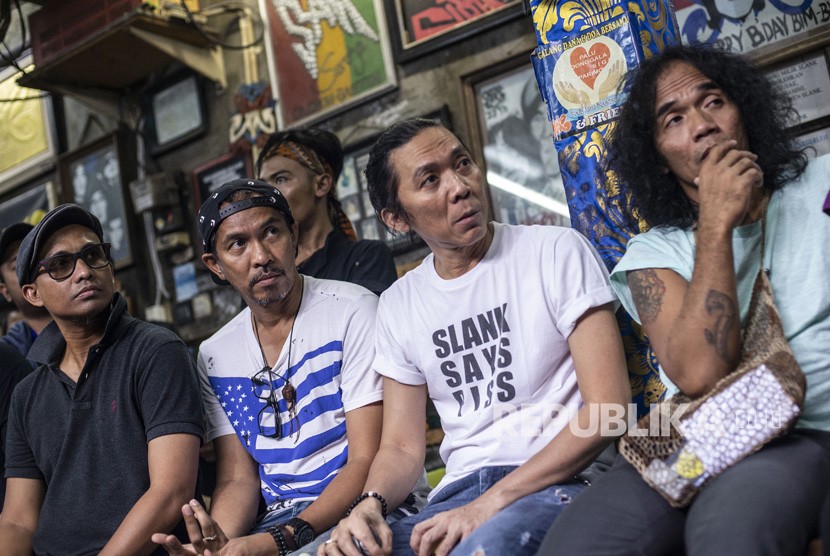Personel grup band Slank Bimbim (kedua kanan), Ridho (kedua kiri), Kaka (kanan) dan Ivanka (kiri) saat menghadiri peluncuran video klip bertajuk #BARENGJOKOWI di markas Slank, Gang Potlot, Jakarta, Jumat (15/3/2019).