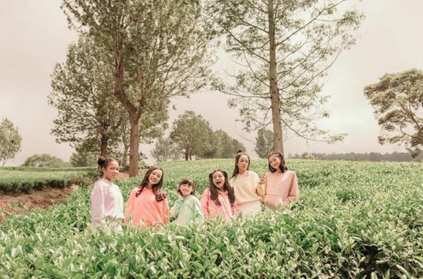 Personel Kazumi. Girlband asal Indonesia ini akan meluncurkan single bertajuk Senyum Indonesia ciptaan Rieka Roslan.