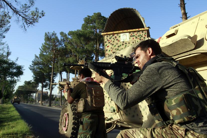 Personel keamanan Afghanistan mengambil posisi selama pertempuran antara Taliban dan pasukan keamanan Afghanistan di provinsi Herat, barat Kabul, Afghanistan, Selasa, 3 Agustus 2021.