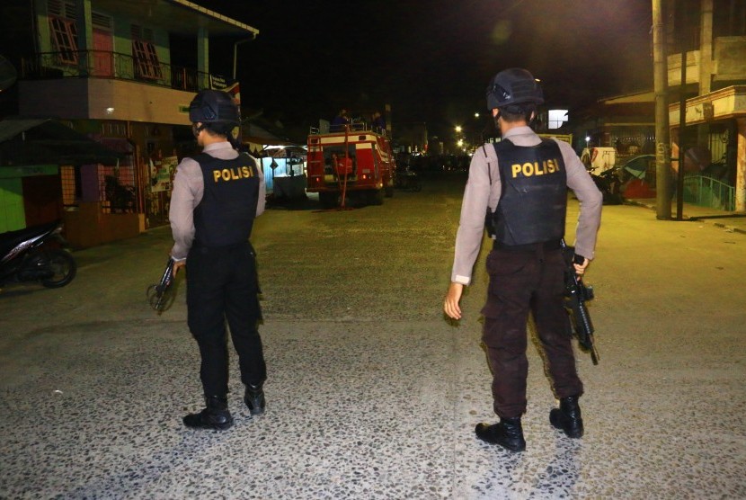 Personel kepolisian berjaga di lokasi terjadinya ledakan yang diduga bom saat penggerebekan terduga teroris di kawasan Jalan KH Ahmad Dahlan, Pancuran Bambu, Sibolga Sambas, Kota Siboga, Sumatera Utara, Selasa (12/3). 