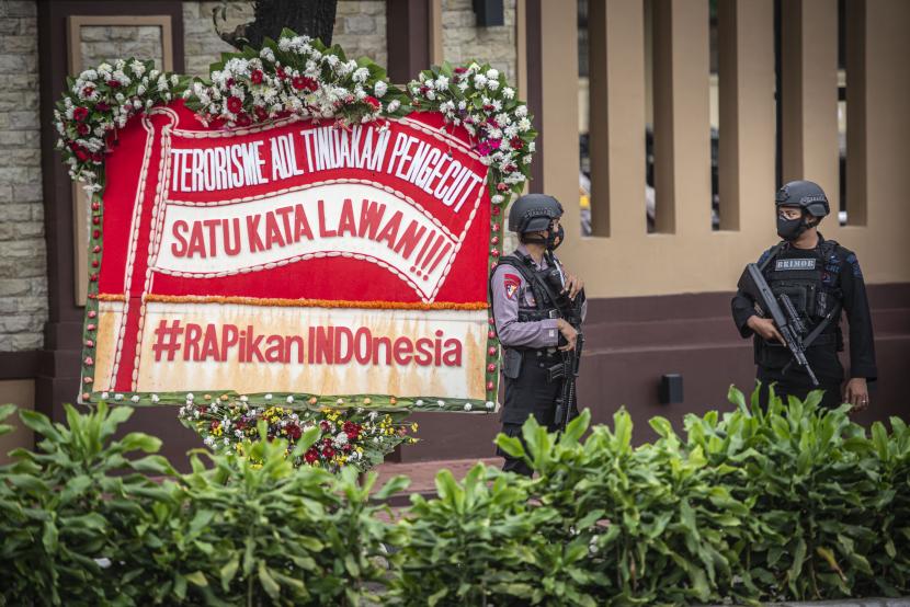 Personel kepolisian bersenjata berjaga di depan Gedung Mabes Polri, Jakarta, Kamis (1/4/2021). Kedua pelaku teror di Makassar dan Mabes Polri tinggalkan surat wasiat kepada keluarganya.