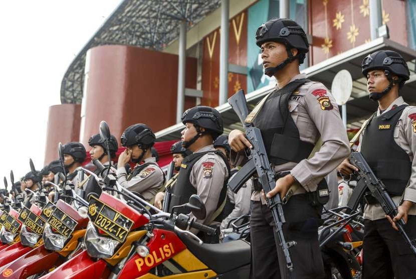 Personel kepolisian bersiap mengikuti apel gelar pasukan Operasi Among Raga (Pam Asian Games) di Jakabaring Sport CIty (JSC), Palembang, Sumatra Selatan, Selasa (14/8).