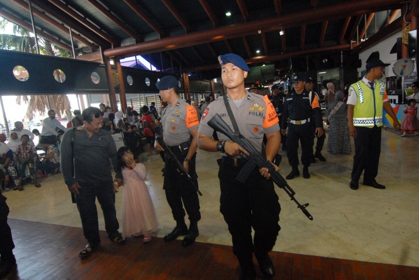 Personel kepolisian dari Satuan Brimob melakukan patroli di kawasan Bandara Internasional Soekarno-Hatta, Tangerang, Banten, Rabu (30/12).