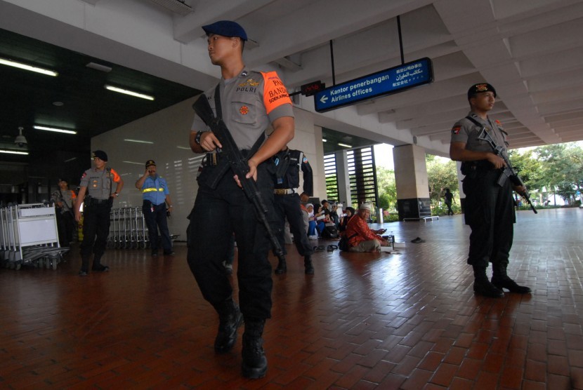 Personel kepolisian dari Satuan Brimob melakukan patroli di kawasan Terminal 2 Bandara Internasional Soekarno-Hatta, Tangerang, Banten, Rabu (30/12).