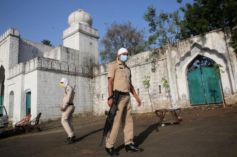  Sejumlah Kuil Hindu di India Dibangun Penguasa Muslim.Personel kepolisian India berjaga-jaga di luar sebuah masjid di India selama masa pandemi corona.