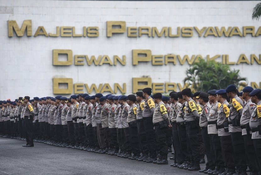 Personel kepolisian melakukan apel persiapan pengamanan aksi 212 di Kompleks Parlemen, Senayan, Jakarta, Senin (20/2). 