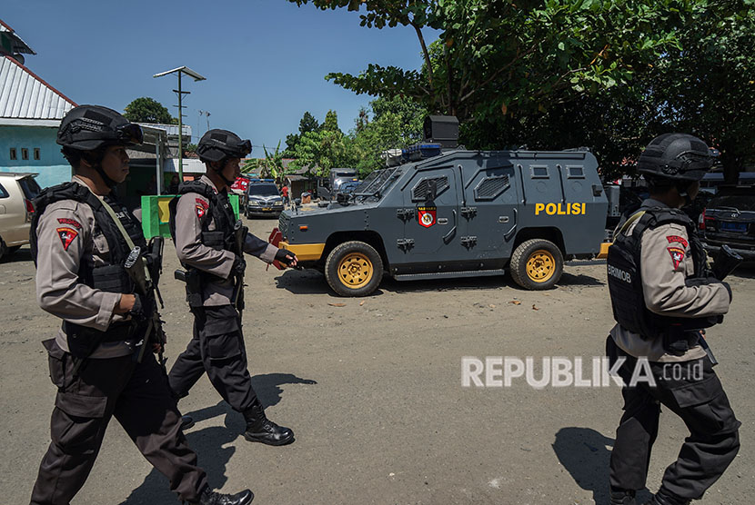 Personel kepolisian melakukan pengamanan menjelang pemindahan napi teroris yang terlibat kerusuhan di Mako Brimob, di dermaga penyeberangan Wijayapura, Cilacap, Jawa Tengah, Kamis (10/5).