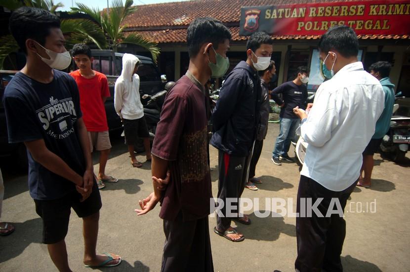 Personel kepolisian mendata remaja yang terlibat dalam tawuran perang sarung. Polisi amankan sembilan remaja yang sudah siap melakukan perang sarung di Tangerang.