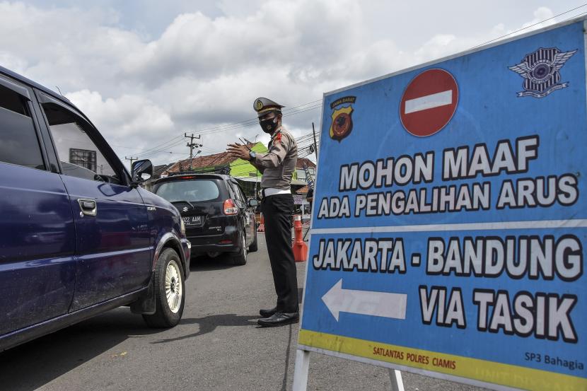 Personel Kepolisian mengatur arus lalu lintas kendaraan di Jalur Selatan . ilustrasi. Arus balik di jalur selatan Jawa Tengah khususnya ruas Buntu-Sampang, Kabupaten Cilacap, pada Kamis (5/5/2022) petang hingga malam atau H+2 Lebaran terpantau padat merayap. 