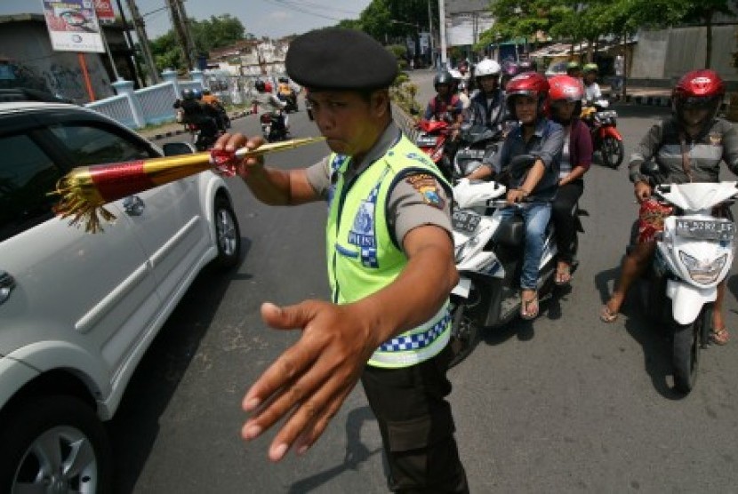 Personel kepolisian mengatur lalu lintas