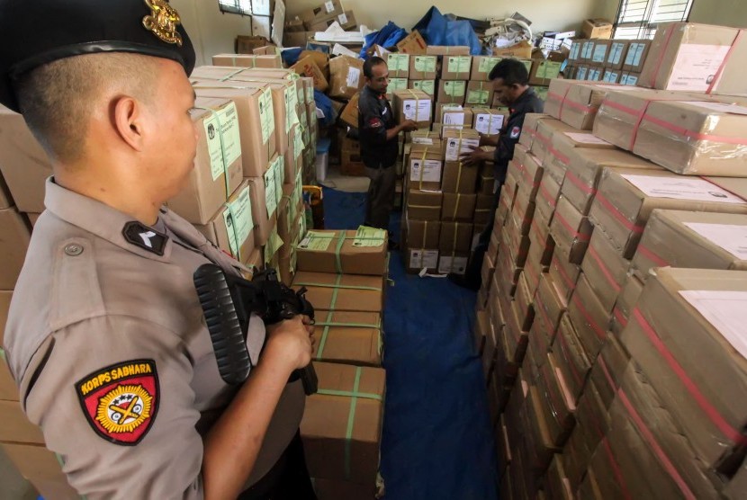 Personel kepolisian mengawasi logistik Pemilu 2019 