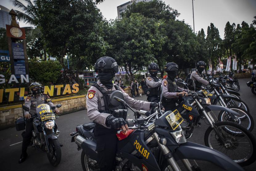 Personel Kepolisian mengikuti apel gelar pasukan di Polda Metro Jaya, Jakarta, Jumat (2/7/2021). Apel gabungan antara Polri, TNI dan unsur Pemprov DKI Jakarta itu dalam rangka Operasi Kontijensi Aman Nusa-II Penanganan COVID-19 tahun 2021.