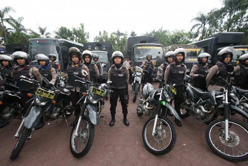 Personel kepolisian mengikuti apel gelar pasukan Satuan Tugas (Satgas) Pemburu Preman di Polda Sumatra Utara, Medan, Sumut, Selasa (12/4)