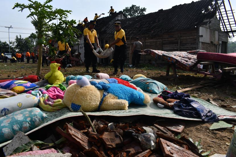 Personel kepolisian, petugas Badan Penanggulangan Bencana Daerah (BPBD) bersama warga membersihkan reruntuhan rumah dan warung yang roboh akibat angin kencang di Kabupaten Madiun, Jawa Timur, Jumat (9/9/2022). (Ilustrasi)
