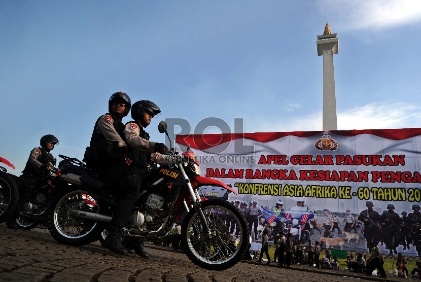 Personel kepolisian Polda Metro Jaya mengikuti apel gelar pasukan pengamanan peringatan 60 tahun Konferensi Asia Afrika (KAA) di Kawasan Monas, Jakarta, Rabu (8/4). (Republika/ Tahta Aidilla)