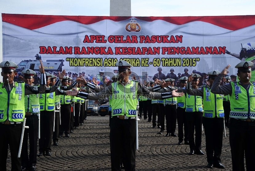 Personel kepolisian Polda Metro Jaya mengikuti apel gelar pasukan pengamanan peringatan 60 tahun Konferensi Asia Afrika (KAA) di Kawasan Monas, Jakarta, Rabu (8/4). (Republika/ Tahta Aidilla)