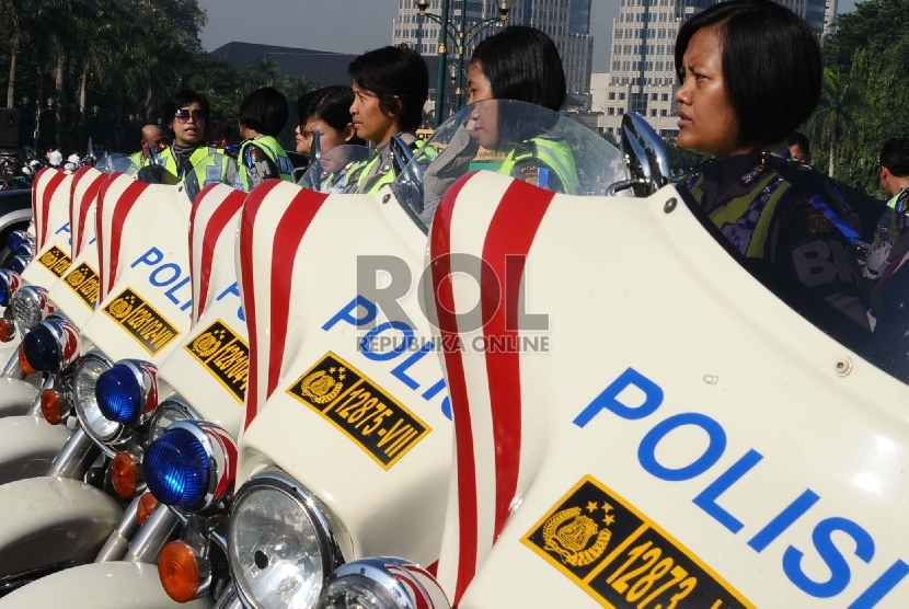 Personel kepolisian Polda Metro Jaya mengikuti apel gelar pasukan pengamanan peringatan 60 tahun Konferensi Asia Afrika (KAA) di Kawasan Monas, Jakarta, Rabu (8/4).