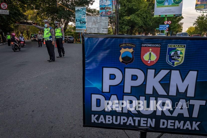 Personel kepolisian Satlantas Polres Demak melaksanakan operasi penyekatan PPKM Darurat di Kabupaten Demak, Jawa Tengah, Selasa (6/7/2021). Polres Demak secara berkala melakukan operasi penyekatan di sejumlah titik jalan protokol dan pemeriksaan kelengkapan syarat melintas luar kota sesuai aturan PPKM Darurat Jawa-Bali guna menekan lonjakan kasus COVID-19.