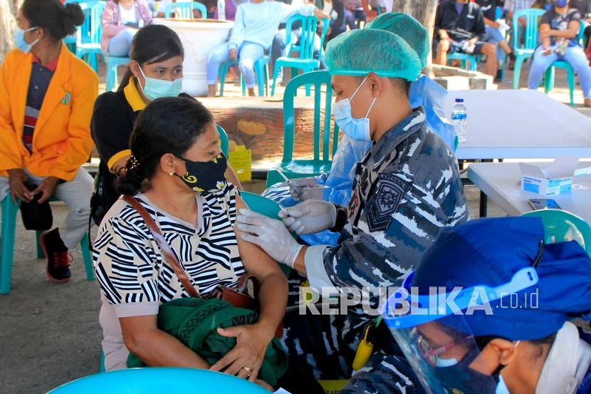 Personel kesehatan dari Lantamal VII Kupang menyuntikkan vaksin COVID-19 ke warga saat pelaksanaan vaksinasi COVID-19 dosis kedua yang digelar oleh Polda NTT di Mapolda NTT, Kupang, NTT, Sabtu (24/7/2021). Kapolda NTT Irjen Pol Lotharia Latif menyatakan sampai dengan Sabtu (24/7) capaian vaksinasi yang digelar oleh Polda NTT dalam serbuan vaksinasi sudah mencapai 460 ribu orang. 
