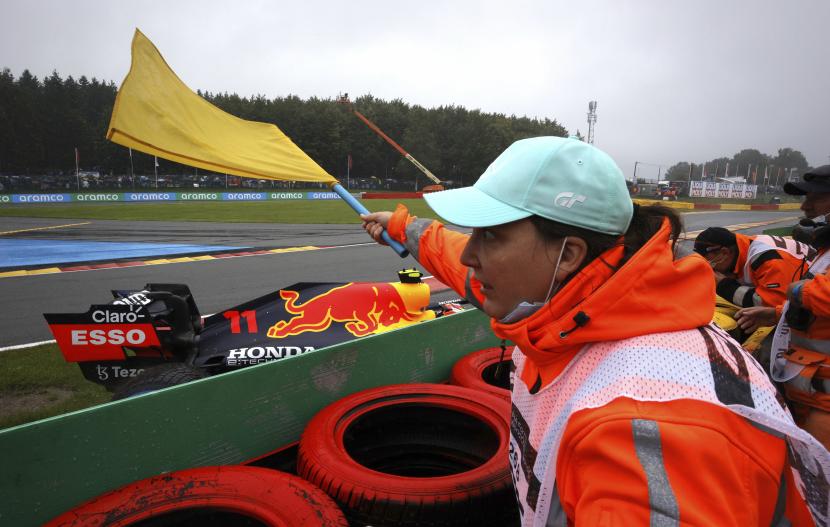 Cuaca buruk bahkan menyebabkan Sergio Perez kehilangan kendali mobilnya.