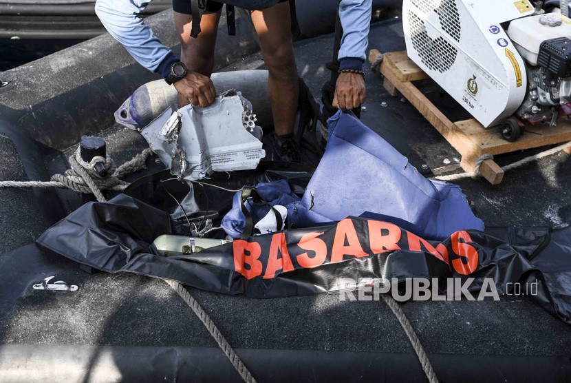 Personel Kopaska TNI AL menunjukan serpihan diduga berasal dari pesawat Lion Air JT610 saat melakukan pencarian di perairan Karawang, Jawa Barat, Senin (29/10/2018). 