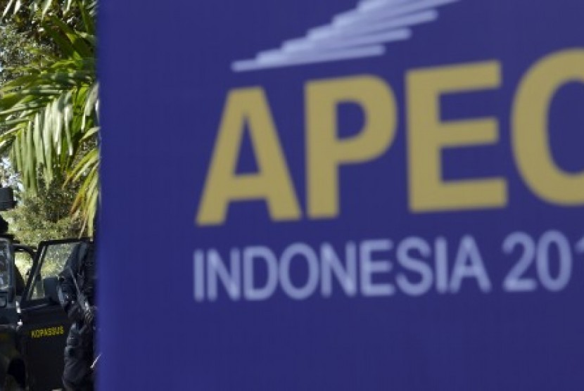 Personel Kopassus berjaga di sekitar area pelaksanaan KTT APEC 2013 di Nusa Dua, Bali, Jumat (4/10).