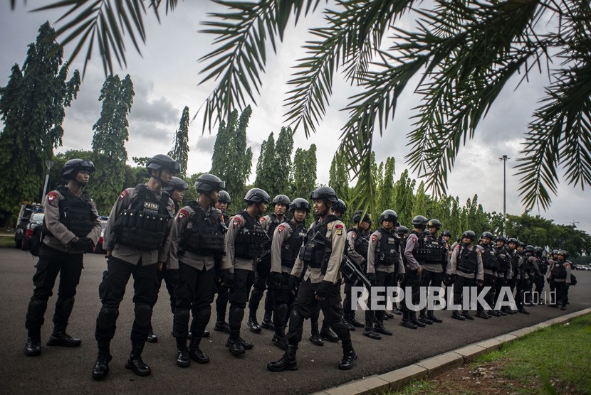 Personel Korps Brimob bersiap mengikuti Apel Gelar Pasukan PAM Malam Tahun Baru 2020 di kawasan Monas, Jakarta, Selasa (31/12/2019). 