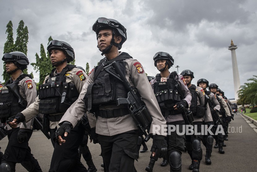 Personel Korps Brimob bersiap mengikuti Apel Gelar Pasukan PAM Malam Tahun Baru 2020 di kawasan Monas, Jakarta, Selasa (31/12/2019).