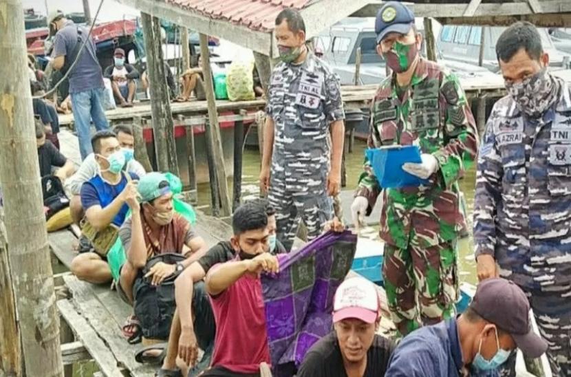 Personel Lanal Tanjung Balai mengamankan puluhan TKI ilegal dari Malaysia.