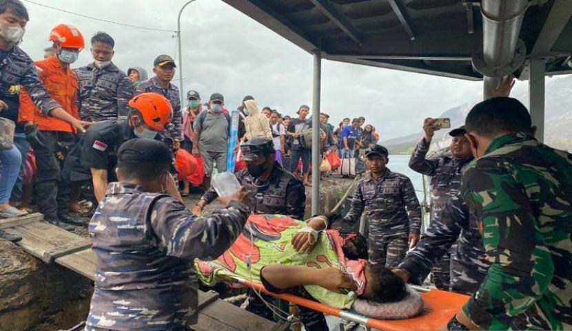 Personel Lantamal VIII/Manado mengevakuasi warga Kabupaten Kepulauan Sitaro ke KRI Kakap-811, Kamis (2/4/2025)..