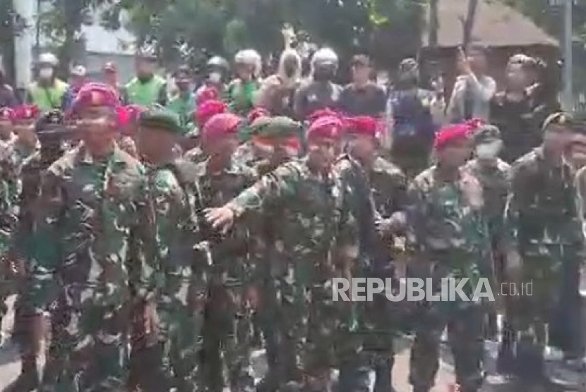 Personel Marinir TNI AL menenangkan massa di Mako Brimob Kwitang, Jakarta Pusat, Jumat (29/8/2025).