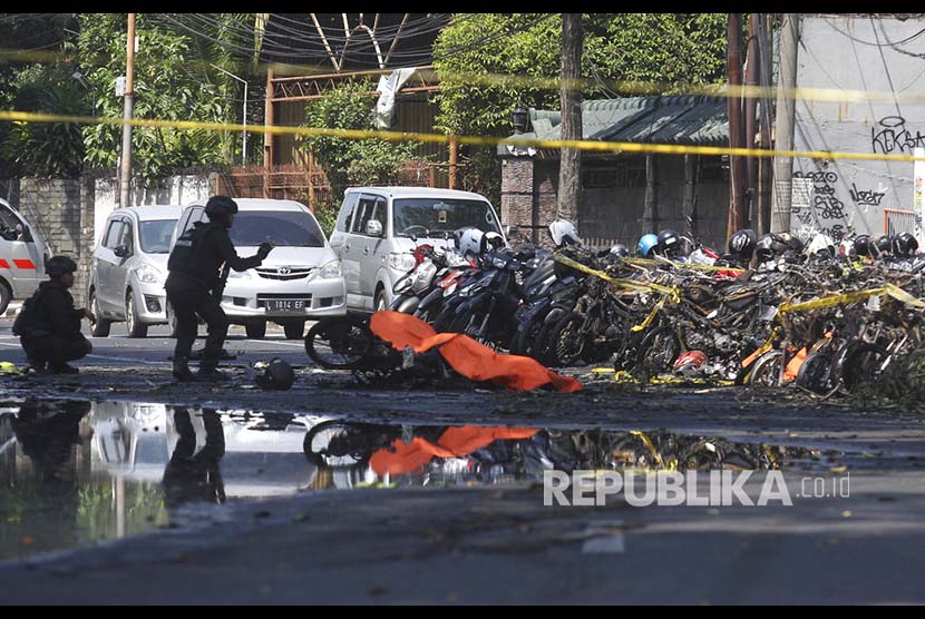 Personel melakukan identifikasi di lokasi ledakan di Gereja Pantekosta Surabaya, Jawa Timur, Minggu (13/5). 