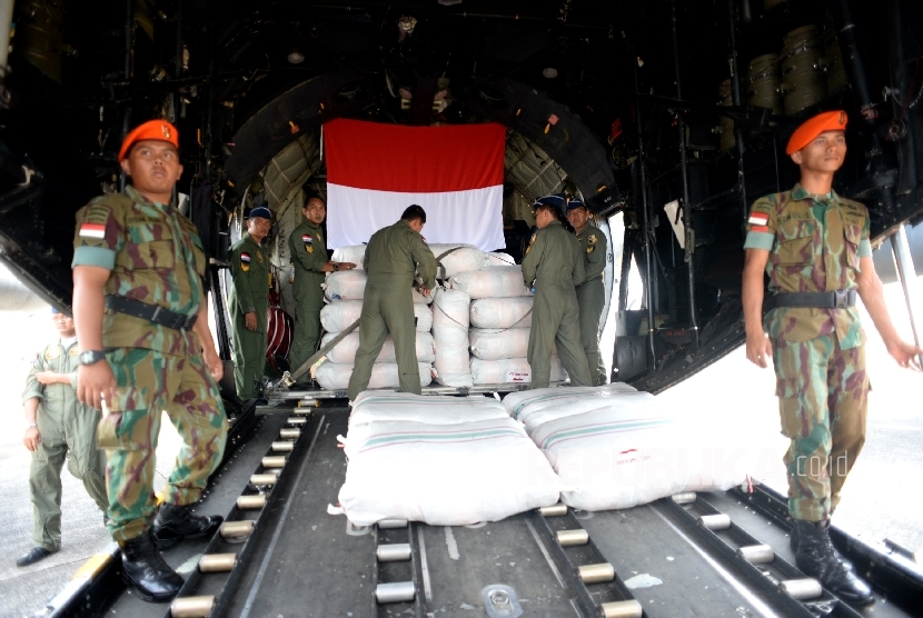 Personel melakukan persiapan pengiriman bantuan kemanusiaan untuk pengungsi Rohingya di Pangkalan TNI AU, Bandara Halim Perdanakusumah, Jakarta, Rabu (13/9).