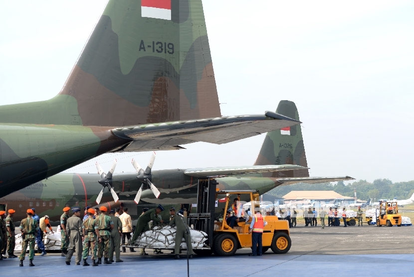 Personel melakukan persiapan pengiriman bantuan kemanusiaan untuk pengungsi Rohingya di Pangkalan TNI AU, Bandara Halim Perdanakusumah, Jakarta, Rabu (13/9).