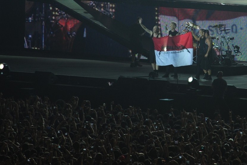Personel Metallica saat membentangkan bendera Merah Putih dalam konser pada 2013 lalu.