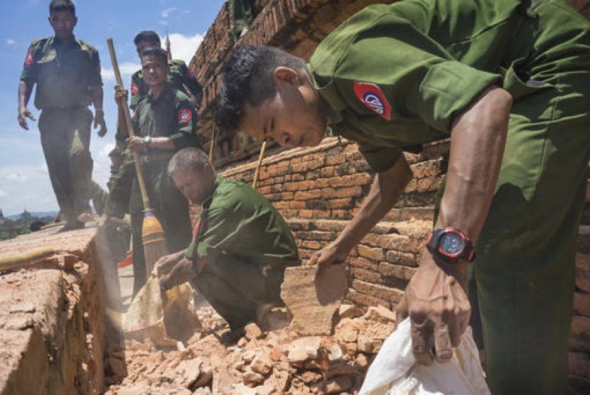 Personel militer Myanmar memeriksa Pagoda Htilominlodi Bagan yang rusak karena gempa, Kamis, 25 Agustus 2016. Hampir 200 kuil rusak karena gempa.