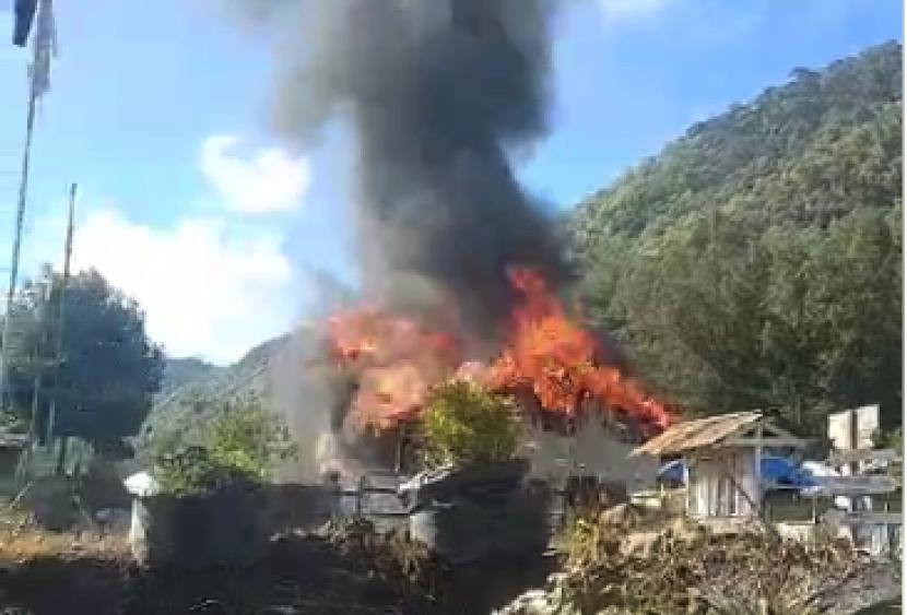 Personel Operasi Damai Cartenz berlindung dari serangan kelompok separatis bersenjata saat terjadi penyerangan di Mapolsek Homeyo dan di Gedung SDN Pogapa, Intan Jaya, Papua Tengah.