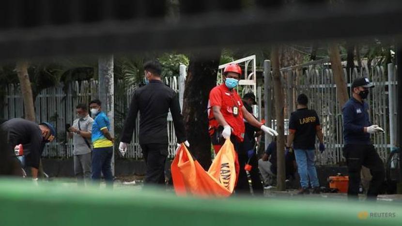 Personel Palang Merah Indonesia membawa kantong mayat setelah ledakan di luar sebuah gereja Katolik di Makassar, provinsi Sulawesi Selatan, Indonesia pada 28 Maret 2021.