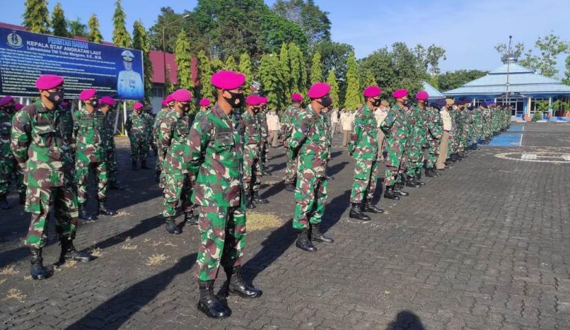 Personel Pangkalan Utama TNI AL (Lantamal) VI di Kota Makassar, Sulawesi Selatan gelar apel khusus serta doa bersama terkait hilangnya KRI Nanggala-402. 