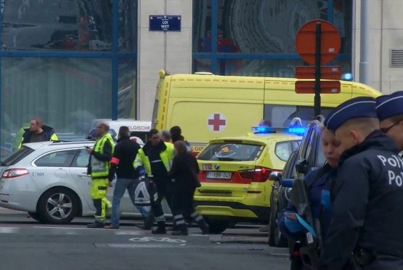Personel paramedis sibuk di sekitar lokasi ledakan di Stasiun Metro, Brussels, Belgia, Selasa (22/3). 