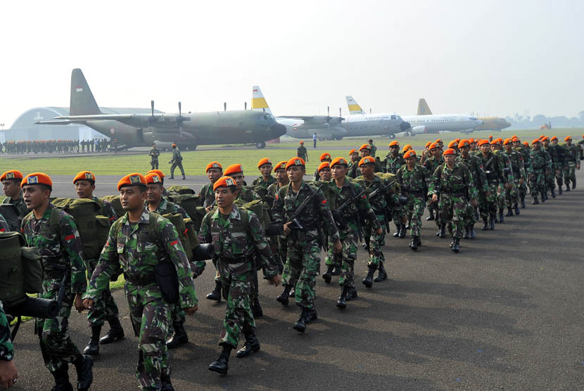    Personel Paskhas TNI AU bersiap memasuki pesawat Hercules yang akan diberangkatkan untuk membatu pemadaman kebakaran hutan Riau di Taxi Way Halim Perdana Kusuma Jakarta, Sabtu (15/3). (Antara/Wahyu Putro)