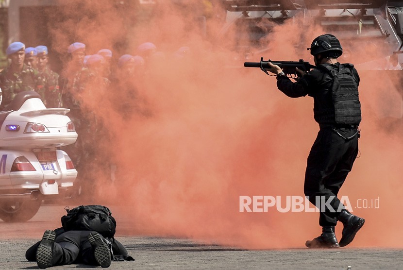 Personel Pasukan Pengamanan Presiden (Paspampres) melakukan demonstrasi pengamanan VVIP saat apel gelar pasukan Satgas Pengamanan Presiden dan Wakil Presiden Terpilih Tahun 2019 di Mako Paspampres, Jakarta, Selasa (14/5/2019). 