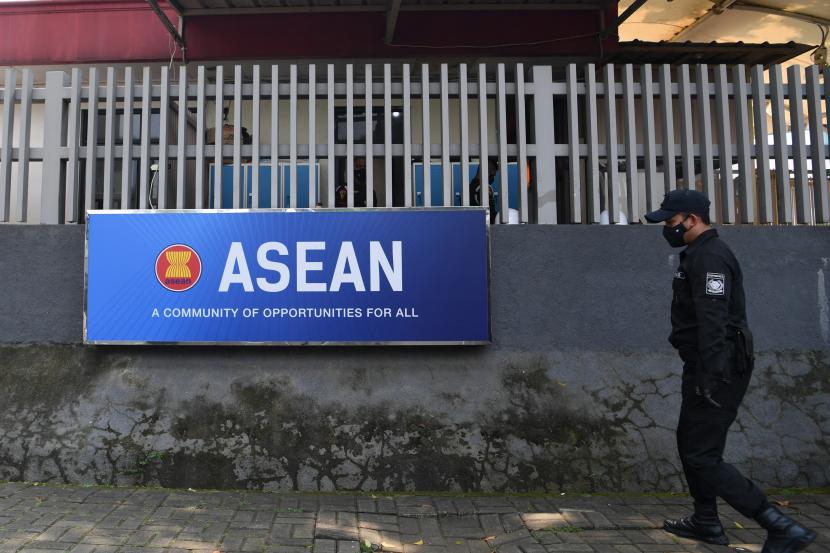 Personel Pasukan Pengamanan Presiden (Paspampres) melintas di depan pagar gedung Sekretariat ASEAN, Jakarta, Kamis (22/4/2021). Konferensi Tingkat Tinggi (KTT) ASEAN 2021 akan digelar di Sekretariat ASEAN, Jakarta pada Sabtu (24/4) yang akan dihadiri sejumlah kepala negara di kawasan Asia Tenggara.