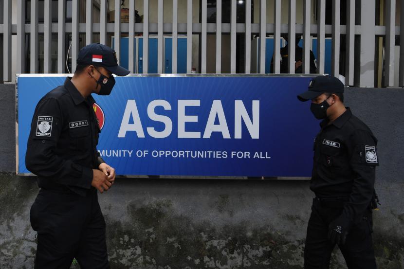 Personel Pasukan Pengamanan Presiden (Paspampres) melintas di depan pagar gedung Sekretariat ASEAN, Jakarta, Kamis (22/4/2021). Konferensi Tingkat Tinggi (KTT) ASEAN 2021 akan digelar di Sekretariat ASEAN, Jakarta pada Sabtu (24/4) yang akan dihadiri sejumlah kepala negara di kawasan Asia Tenggara.