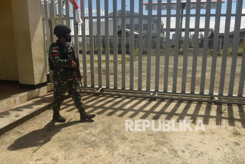 Personel Pengamanan Perbatasan (Pamtas) TNI berjalan di dekat pintu Pos Perbatasan RI-Papua Nugini (ilustrasi).