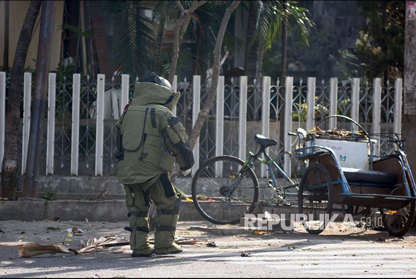 Bomb squad arrive at Santa Maria Tak Bercela Church at Ngagel Madya, Surabaya, East Java, on Sunday (May 13). 