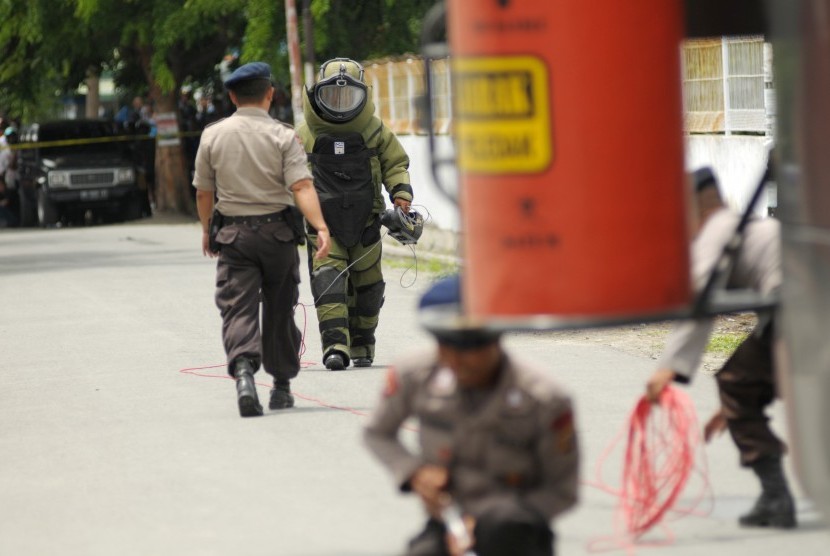 Personel Penjinak Bom (Jibom) memeriksa sebuah tas berwarna hitam diduga berisi bom yang tergeletak di jalan (ilustrasi)