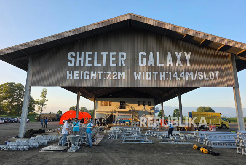 Personel PLN sedang melakukan pengecekan material tower darurat yang berada di Landasan Udara Sultan Iskandar Muda, Aceh. Material tersebut telah dikirim ke titik-titik tower terdampak untuk segera dibangun sebagai tower Saluran Udara Tegangan Tinggi (SUTT) darurat di lokasi tersebut.