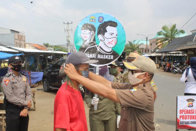 Personel Pol PP Kota Serang dan Petugas kepolisian melakukan soialisasi protokol kesehatan pencegahan covid-19. Dok