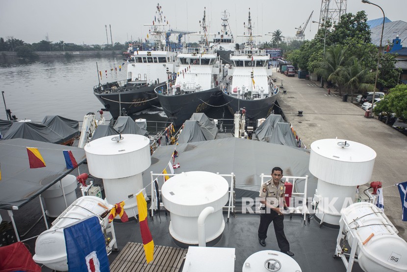 Personel Polairud beraktivitas di atas kapl KP Wibisana saat peresmian armada baru Polairud dalam peringatan HUT ke-68 Polairud di Makopolair Baharkam Mabes Polri, Tanjung Priok, Jakarta, Senin (3/12/2018).